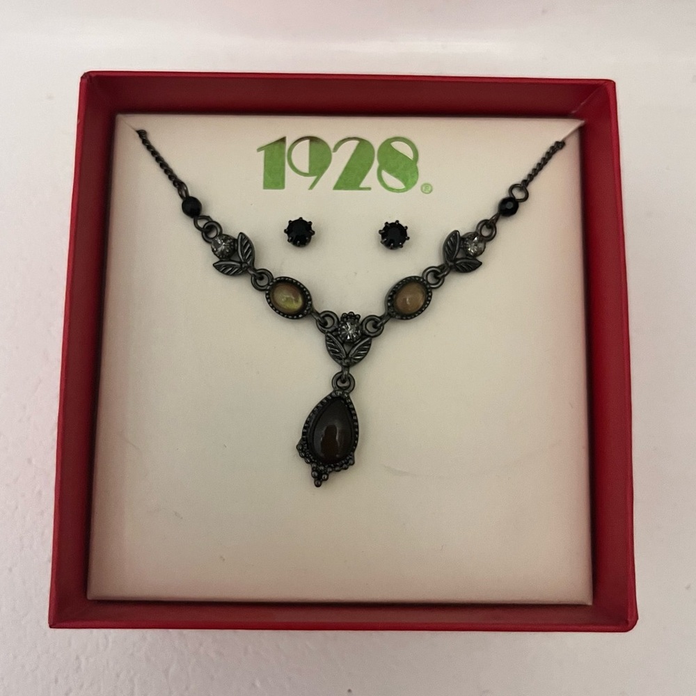 1928 Necklace and Stud Earrings Set